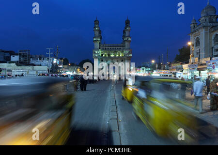 Charminar illuminata di sera, Hyderabad, Telangana, India Foto Stock