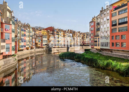 Case pittoresche e si affaccia sul fiume Onyar a Girona, Spagna Foto Stock