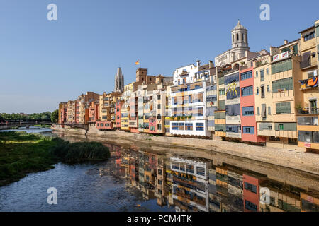 Case pittoresche e si affaccia sul fiume Onyar a Girona, Spagna Foto Stock