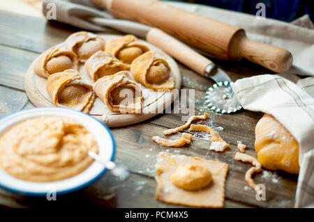 Un piatto della cucina italiana. ravioli di zucca e formaggio. cucinare la cena. sfoglia gialla. Foto Stock