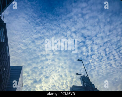 Incredibile mammatus nubi su Bangkok, Thailandia, con edifici alti in primo piano. Foto Stock