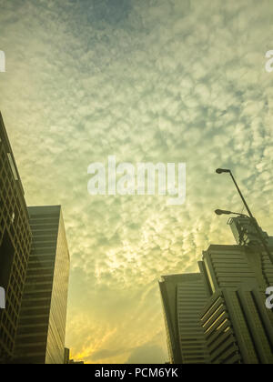 Incredibile mammatus nubi su Bangkok, Thailandia, con edifici alti in primo piano. Foto Stock