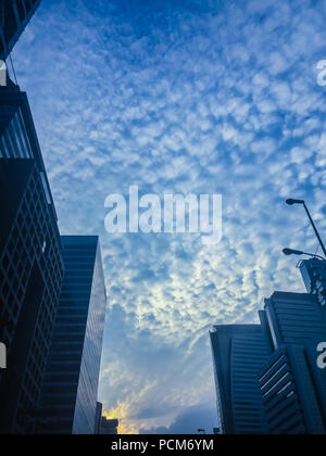 Incredibile mammatus nubi su Bangkok, Thailandia, con edifici alti in primo piano. Foto Stock