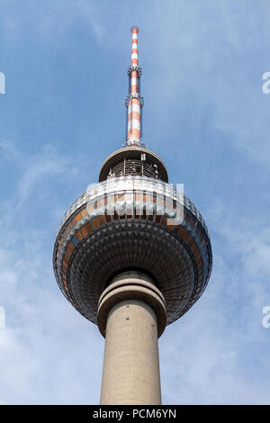 Berlino / Germania - 1 agosto 2018: la Fernsehturm (inglese: la torre della televisione) è una torre della televisione nel centro di Berlino, Germania Foto Stock