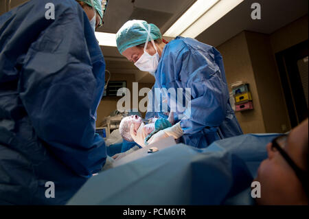 Una donna di parto gemellare mediante taglio cesareo (Heverlee, 30/12/2016) Foto Stock