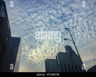 Incredibile mammatus nubi su Bangkok, Thailandia, con edifici alti in primo piano. Foto Stock