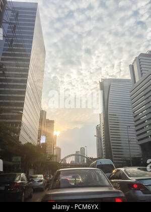 Incredibile mammatus nubi su Bangkok, Thailandia, con edifici alti in primo piano. Foto Stock