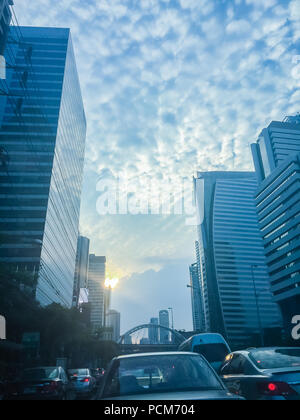 Incredibile mammatus nubi su Bangkok, Thailandia, con edifici alti in primo piano. Foto Stock