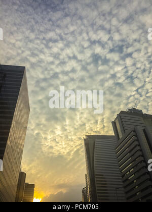 Incredibile mammatus nubi su Bangkok, Thailandia, con edifici alti in primo piano. Foto Stock