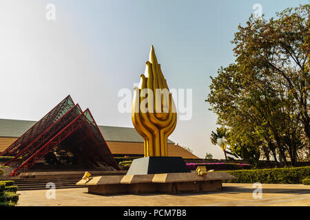 Bangkok, Tailandia - 20 Febbraio 2017: la bella architettura del Centro nazionale convegni Regina Sirikit, il principale centro convegni e esposizioni h Foto Stock