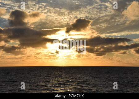 Tramonto sul mare del Nord , preso dalla nave. Luglio, 2018 Foto Stock