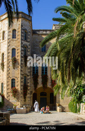 L'Abu Ghosh la chiesa benedettina della risurrezione si trova a ciò che ha fama di essere la vecchia Bibbia città di Emmaus Foto Stock