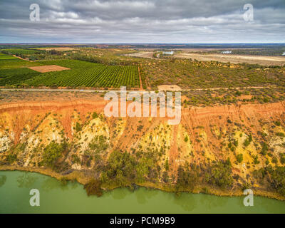 Vista aerea di arenaria di erosione sponde del fiume Murray e campi agricoli in Murtho, Riverland, Sud Australia Foto Stock