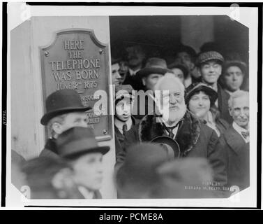 Alexander Graham Bell al scoprimento di una lapide che ricorda il 1876 invenzione del telefono, Boston, Massachusetts, 1916 Foto Stock