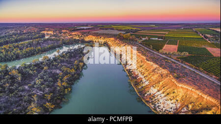 Panoramica aerea di arenaria erodendo la riva del fiume Murray al tramonto Foto Stock