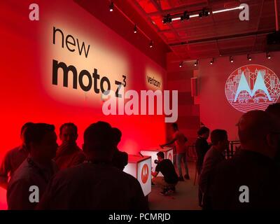Illinois, Chicago, Stati Uniti d'America. 02Aug, 2018. Il logo di Motorola nuovo smartphone registrati alla sede dell'azienda. Produttore di Smartphone Motorola e provider di telefonia mobile piano Verizon per il lancio di un 5G soluzione negli Stati Uniti nei primi mesi del 2019. Giovedì 02 Agosto 2018 Motorola ha annunciato un nuovo smartphone, la Moto Z3, nonché un 5G estensione dell'hardware. Ciò consente un collegamento di dati da stabilire nella quinta generazione rete mobile. Credito: Christoph Dernbach/dpa/Alamy Live News Foto Stock