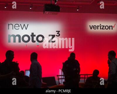 Illinois, Chicago, Stati Uniti d'America. 02Aug, 2018. Il logo di Motorola nuovo smartphone registrati alla sede dell'azienda. Produttore di Smartphone Motorola e provider di telefonia mobile piano Verizon per il lancio di un 5G soluzione negli Stati Uniti nei primi mesi del 2019. Giovedì 02 Agosto 2018 Motorola ha annunciato un nuovo smartphone, la Moto Z3, nonché un 5G estensione dell'hardware. Ciò consente un collegamento di dati da stabilire nella quinta generazione rete mobile. Credito: Christoph Dernbach/dpa/Alamy Live News Foto Stock