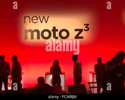 Illinois, Chicago, Stati Uniti d'America. 02Aug, 2018. Il logo del nuovo Smartphone di Motorola aggiunto presso la sede della società di telefonia mobile. Produttore di Smartphone Motorola e provider di telefonia mobile piano Verizon per il lancio di un 5G soluzione negli Stati Uniti nei primi mesi del 2019. Giovedì 02 Agosto 2018 Motorola ha annunciato un nuovo smartphone, la Moto Z3, nonché un 5G estensione dell'hardware. Ciò consente un collegamento di dati da stabilire nella quinta generazione rete mobile. Credito: Christoph Dernbach/dpa/Alamy Live News Foto Stock