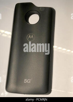 Illinois, Chicago, Stati Uniti d'America. 02Aug, 2018. Il '5G' Mod da Motorola nella sede della società di telefonia mobile. Produttore di Smartphone Motorola e provider di telefonia mobile piano Verizon per il lancio di un 5G soluzione negli Stati Uniti nei primi mesi del 2019. Giovedì 02 Agosto 2018 Motorola ha annunciato un nuovo smartphone, la Moto Z3, nonché un 5G estensione dell'hardware. Ciò consente un collegamento di dati da stabilire nella quinta generazione rete mobile. Credito: Christoph Dernbach/dpa/Alamy Live News Foto Stock