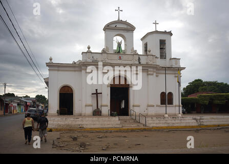 Masaya, Nicaragua. 29 Luglio, 2018. La Chiesa di San Miguel da padre romano. Egli non fa segreto della sua opposizione al governo autoritario presidente Daniel Ortega. Il suo intercessioni sono per i giovani rapiti, prigionieri e tutti coloro che soffrono di oppressione. (A DPA-KORR.: " Dio mi ha portato non c' - La resistenza della Chiesa in Nicaragua" del 03.08.2018) Credito: Carlos Herrera/dpa/Alamy Live News Foto Stock