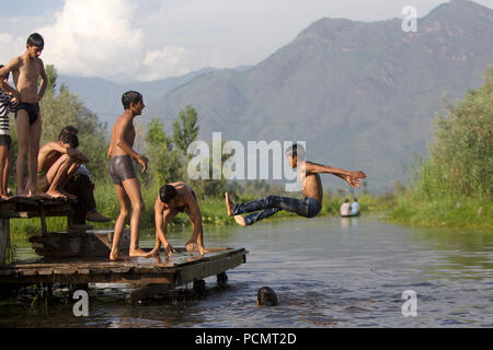 Srinagar, Indiano-controllato del Kashmir. 2 agosto, 2018. Un ragazzo salta in dal lago a Srinagar, la capitale estiva di Indiano-Kashmir controllata, il 2 agosto 2018. Credito: Javed Dar/Xinhua/Alamy Live News Foto Stock