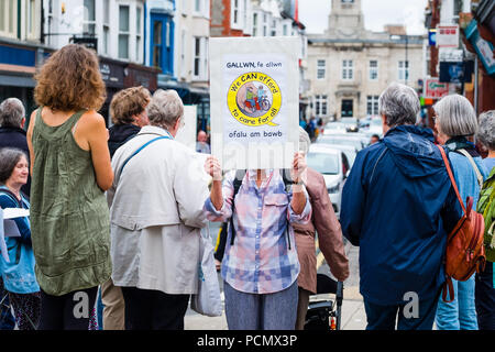 Aberystwyth Wles UK, venerdì 03 agosto 2018 un gruppo di Quaccheri tenendo una veglia su un angolo di strada nel centro di Aberystwyth in sostegno della corsa 4 parità e del bene comune. L'impostazione off da Cumbria su luglio 22nd e arrivando a Londra oggi i piloti sono la presentazione di petizioni al governo e per chiedere la fine immediata per lo smantellamento del Regno Unito è stato di benessere. Foto © Keith Morris / Alamy Live News Foto Stock