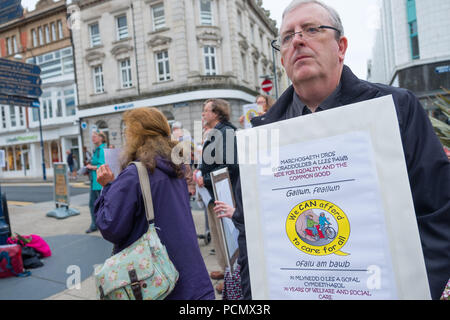 Aberystwyth Wles UK, venerdì 03 agosto 2018 un gruppo di Quaccheri tenendo una veglia su un angolo di strada nel centro di Aberystwyth in sostegno della corsa 4 parità e del bene comune. L'impostazione off da Cumbria su luglio 22nd e arrivando a Londra oggi i piloti sono la presentazione di petizioni al governo e per chiedere la fine immediata per lo smantellamento del Regno Unito è stato di benessere. Foto © Keith Morris / Alamy Live News Foto Stock