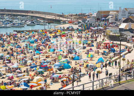 Lyme Regis, Dorset, Regno Unito. Il 3 agosto 2018. Regno Unito: Meteo caldo cocente sole e cielo blu di Lyme Regis. I vacanzieri e sunseekers gregge alla graziosa spiaggia presso la località balneare di Lyme Regis ad apprezzare di più la luce del sole calda come le temperature si elevano su ciò che è impostato per essere il giorno più caldo sul record. Credito: Celia McMahon/Alamy Live News Foto Stock