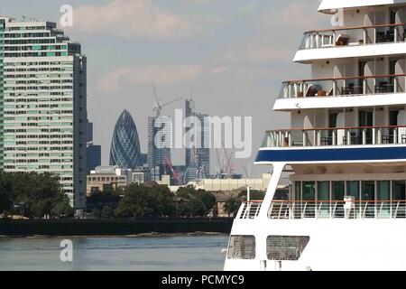 Londra 3 Agosto 2018: nave da crociera Viking Sky attraccate al molo di Greenwich nel bel sole con temperature a Londra raggiungere 31c. 30 St Mary Axe aka il Gherkin in background. Credito: Claire Doherty/Alamy Live News Foto Stock