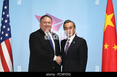 Singapore. Il 3° agosto 2018. Cinese il consigliere di Stato e Ministro degli Esteri Wang Yi (R) soddisfa con U.S. Il segretario di Stato Mike Pompeo in Singapore, 3 Agosto, 2018. Credito: Quindi Chih Wey/Xinhua/Alamy Live News Foto Stock