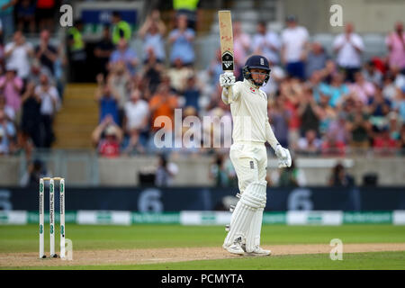 Edgbaston, Birmingham, Regno Unito. Il 3° agosto 2018. Internazionale di Test Cricket, Specsavers 1^ prova, Day 3, tra Inghilterra e India; Sam Curran celebra segnando un mezzo secolo Credito: Azione Sport Plus/Alamy Live News Foto Stock