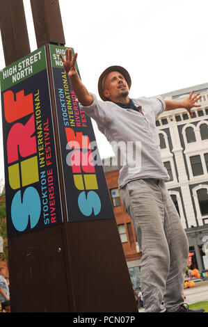 Stockton on Tees, Regno Unito. Il 3° luglio 2018. Ballerini di danza di proteina eseguire (a)visibile a Stockton International Riverside Festival. Rebecca Wright/Alamy Live News Foto Stock