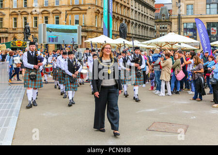 Glasgow, Regno Unito. Il 3 agosto 2018. Il Lord Provost di Glasgow, EVA BOLANDER, ha assunto la guida nel sfilando la National Youth Pipe Band e gli amici in George Square, Glasgow come parte del Festival di Glasgow 2018, la European Games celebrazioni e come introduzione alle tubazioni Live che inizia il 13 agosto nella città. Il Lord Provost ha anche preso il tempo di incontrare alcuni dei pifferi e avere una conversazione informale con loro. Credito: Findlay/Alamy Live News Foto Stock