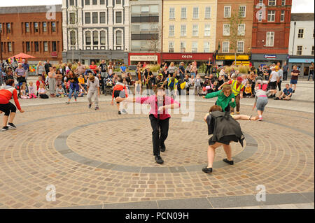 Stockton on Tees, Regno Unito. Il 3° luglio 2018. Ballerini di danza di proteina eseguire (a)visibile a Stockton International Riverside Festival. Rebecca Wright/Alamy Live News Foto Stock