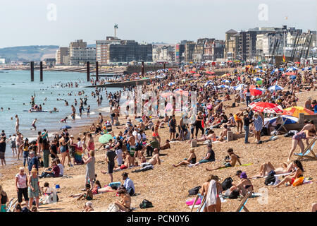 Brighton, Regno Unito. Il 3 agosto 2018. Regno Unito Meteo: la spiaggia di Brighton nel tardo pomeriggio di credito: Andrew Hasson/Alamy Live News Foto Stock