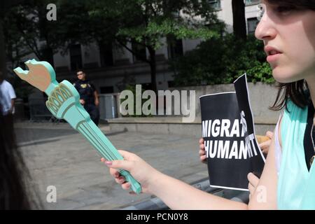 La città di New York, New York, Stati Uniti d'America. Il 3° agosto 2018. Suppoters di Teresa Patricia Okoumou, 44, la donna che è stato arrestato su 4th. Luglio, 2018 dopo dopo aver risalito sulla base della statua della Libertà per protestare contro la Trump dell amministrazione di politiche in materia di immigrazione, ha fatto una corte procedurali apparizione in New York City il 3 agosto, 2018. L''˜Luogo e resistere all' attivista è stato ordinato di riapparire in corte su 1st. Ottobre, 2018. Credito: G. Ronald Lopez/ZUMA filo/Alamy Live News Foto Stock