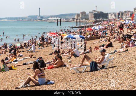 Brighton, Regno Unito. Il 3 agosto 2018. Regno Unito Meteo: la spiaggia di Brighton nel tardo pomeriggio di credito: Andrew Hasson/Alamy Live News Foto Stock