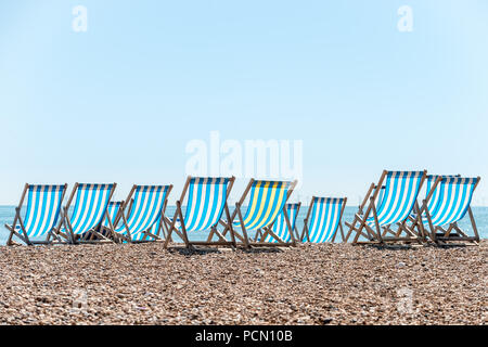 Brighton, Regno Unito. Il 3 agosto 2018. Meteo REGNO UNITO: sdraio sulla spiaggia di Brighton nel tardo pomeriggio di credito: Andrew Hasson/Alamy Live News Foto Stock