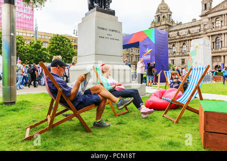 Glasgow, Scotland, Regno Unito. Il 3 agosto 2018. Alcuni turisti trovare l'intrattenimento e gli eventi appena troppo e trovare un posto tranquillo in George Square per rilassarsi e scappare dal Festival 2018 Credit: Findlay/Alamy Live News Foto Stock