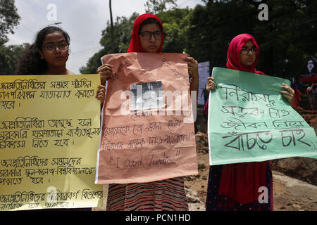 Dacca in Bangladesh. Il 3° agosto 2018. Gli attivisti tenere poster come essi partecipano una protesta, domanda di sicuro le strade di fronte al Museo Nazionale. Credito: MD Mehedi Hasan/ZUMA filo/Alamy Live News Foto Stock