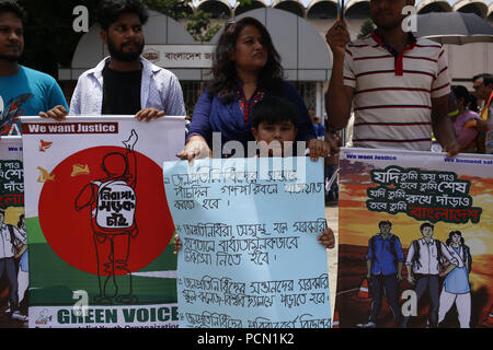 Dacca in Bangladesh. Il 3° agosto 2018. Gli attivisti tenere poster come essi partecipano una protesta, domanda di sicuro le strade di fronte al Museo Nazionale. Credito: MD Mehedi Hasan/ZUMA filo/Alamy Live News Foto Stock