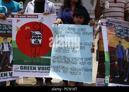 Dacca in Bangladesh. Il 3° agosto 2018. Un ragazzo tenere poster come egli partecipare una protesta, domanda di sicuro le strade di fronte al Museo Nazionale. Credito: MD Mehedi Hasan/ZUMA filo/Alamy Live News Foto Stock