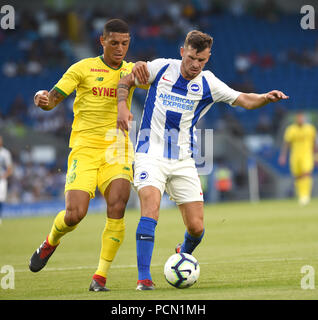 Brighton UK 3 agosto 2018 - Pascal Gross di Brighton (a destra) sul pallone con Diego Carlos di Nantes durante la partita di calcio pre-stagione amichevole tra Brighton e Hove Albion e Nantes all'American Express Community Stadium fotografia scattata da Simon Dack Credit: Simon Dack/Alamy Live News - solo per uso editoriale Foto Stock