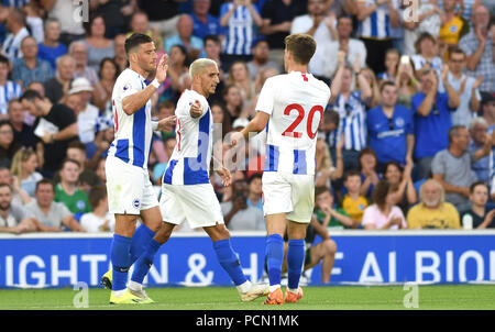 Brighton UK 3 agosto 2018 - Tomer Hemed di Brighton (a sinistra) festeggia il punteggio con Anthony Knockaert e Solly March durante la partita di calcio pre-stagione tra Brighton e Hove Albion e Nantes all'American Express Community Stadium Fotografia scattata da Simon Dack Credit: Simon Dack/Alamy Live News - solo per uso editoriale Foto Stock