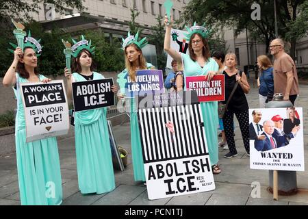 La città di New York, New York, Stati Uniti d'America. Il 3° agosto 2018. Suppoters di Teresa Patricia Okoumou, 44, la donna che era stato arrestato il 4 luglio 2018, dopo dopo aver risalito sulla base della statua della Libertà per protestare contro la Trump le amministrazioni politiche in materia di immigrazione, ha fatto una corte procedurali apparizione in New York. Il 'Rise e resistere all' attivista è stato ordinato di riapparire in corte su 1st. Ottobre, 2018. Credito: G. Ronald Lopez/ZUMA filo/Alamy Live News Foto Stock