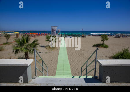 Rethimno, Grecia. Il 1 giugno, 2018. Una vista generale della spiaggia.Rethymno city è una spiaggia lunga e un interminabile costa sabbiosa in Creta, Grecia. Credito: Nicolas Economou SOPA/images/ZUMA filo/Alamy Live News Foto Stock