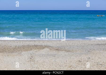 Rethimno, Grecia. Il 1 giugno, 2018. Una vista generale del mare.La città di Rethymno è una spiaggia lunga e un interminabile costa sabbiosa in Creta, Grecia. Credito: Nicolas Economou SOPA/images/ZUMA filo/Alamy Live News Foto Stock