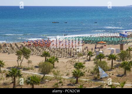 Rethimno, Grecia. Il 1 giugno, 2018. Una vista generale della spiaggia.Rethymno city è una spiaggia lunga e un interminabile costa sabbiosa in Creta, Grecia. Credito: Nicolas Economou SOPA/images/ZUMA filo/Alamy Live News Foto Stock