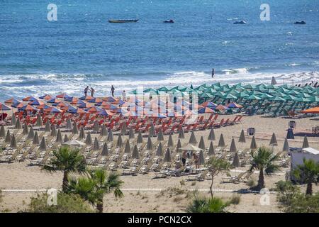 Rethimno, Grecia. Il 1 giugno, 2018. Una vista generale della spiaggia.Rethymno city è una spiaggia lunga e un interminabile costa sabbiosa in Creta, Grecia. Credito: Nicolas Economou SOPA/images/ZUMA filo/Alamy Live News Foto Stock