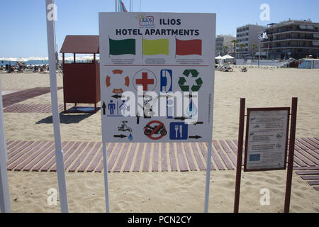 Rethimno, Grecia. Il 1 giugno, 2018. Un segno di post che mostra hotel apartments è visto alla spiaggia.Rethymno city è una spiaggia lunga e un interminabile costa sabbiosa in Creta, Grecia. Credito: Nicolas Economou SOPA/images/ZUMA filo/Alamy Live News Foto Stock